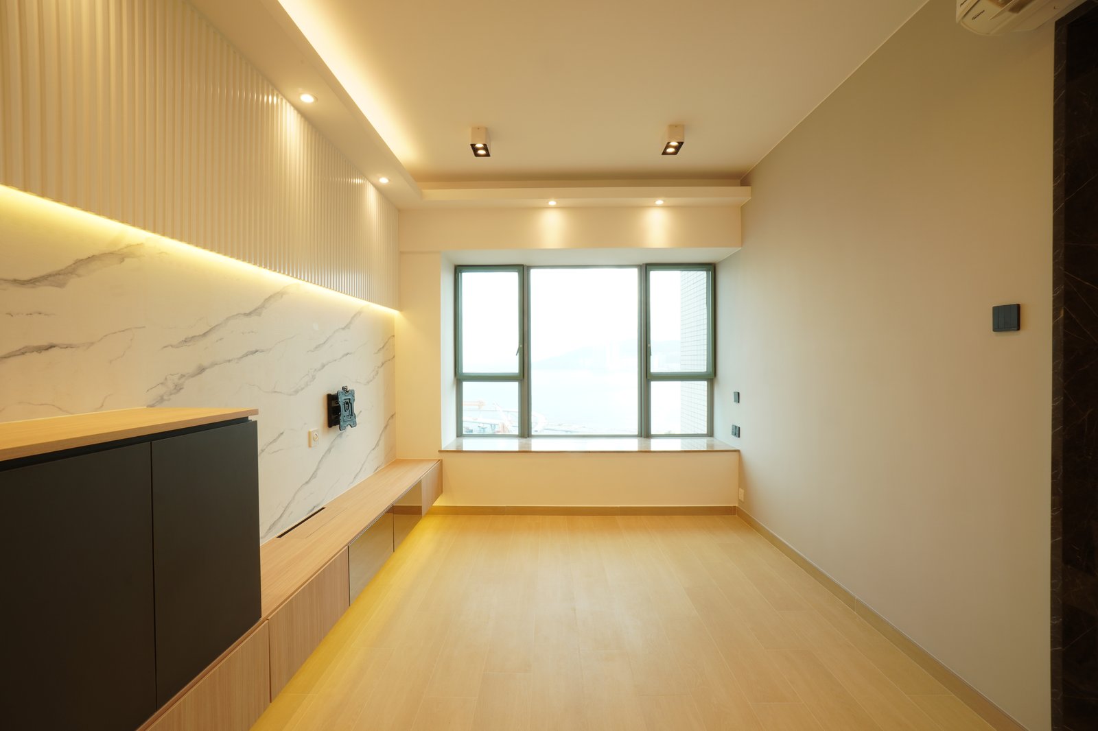 調景嶺維景灣畔 D 室 全屋裝修案例｜大理石電視牆 + U型訂造廚房 + 海景客廳