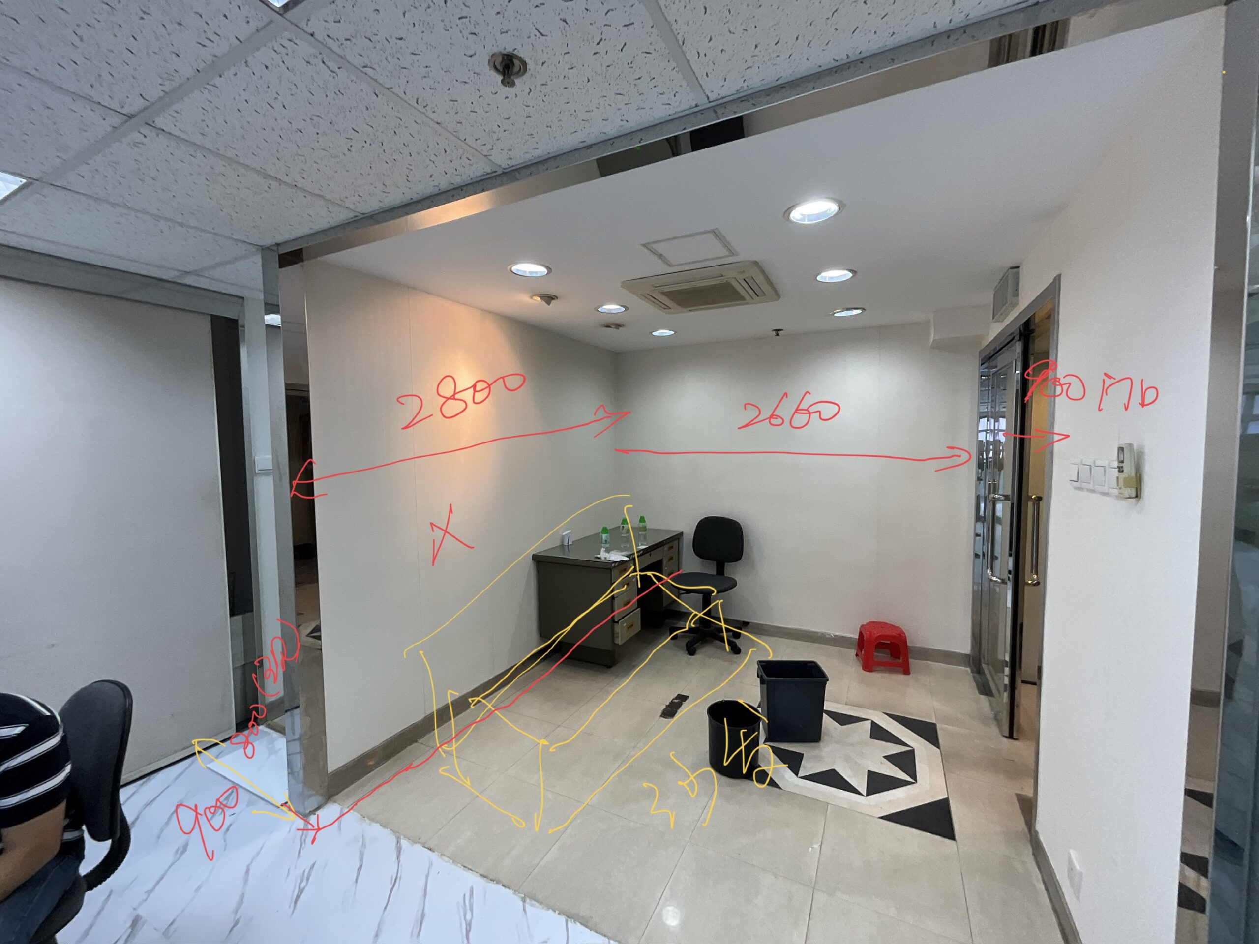 冠力工業大廈14樓6室 玄關 + 接待區現場度尺 — AC 設計師標註 2800 / 2660 / 780 等尺寸並繪製接待桌椅擺位