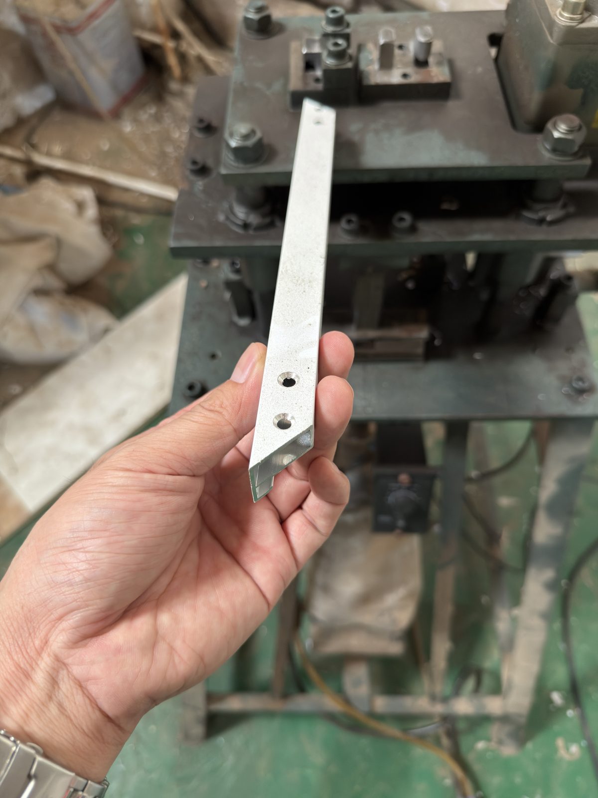 鋁合金拉手型材加工實拍